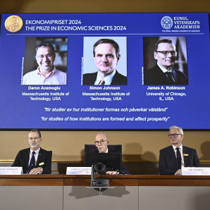 El secretario permanente de Ciencias, Hans Ellegren, en el centro, Jakob Svensson, a la izquierda, y Jan Teorell, de la asamblea del Nobel, anuncian el Premio del Banco de Suecia de Ciencias Económicas en Memoria de Alfred Nobel a Daron Acemoglu,