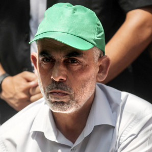 El jefe del movimiento Hamas en Gaza, Yahya Sinwar, asiste a una reunión en la ciudad de Khan Yunis, en el sur de la Franja de Gaza, el 22 de julio de 2017, mientras los manifestantes protestan contra las medidas de seguridad israelíes.