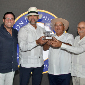 Enrique Valverde y Rafael Canario, de Fedogolf, entregan la Copa País, a Dorian Vargas, capitán y Albert Núñez, líder del Team USA, equipo campeón.