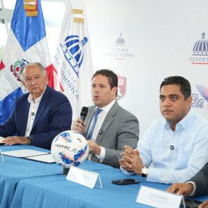 Carlos Bonilla durante su intervención. Figuran el ministro Kelvin Cruz y Jorge Rolando Bauger.