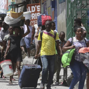 La violenta situación ha hecho que alrededor de 700,000 haitianos hayan huido de sus hogares y se encuentren ahora en situación de “desplazados internos”.