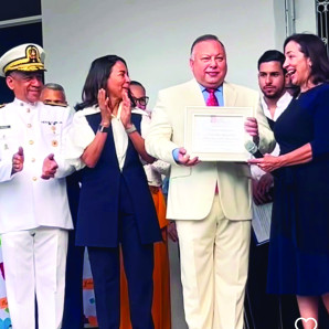 El homenajeado recibió la distinción con alegría y agradeció a los directivos del centro educativo.