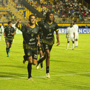 Gustavo Ascona y Junior Francisco celebran uno de dos goles durante el último juego de Moca FC.