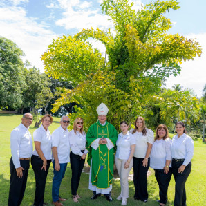 Luis Durán, Carolín Abreu, Carlos Termini, Jacqueline Termini, Mons. José Amable Durán
Tineo, Patricia Termini, Kenia Concepción, Lila Rodríguez y Rosa Mejía