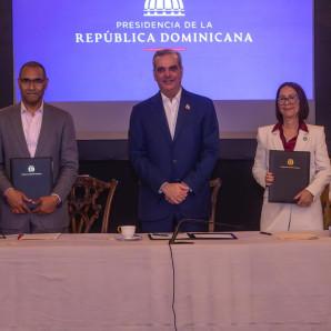 Adriano Espaillat, congresista estadounidense de origen dominicano; Sean Decatur, presidente del Museo Americano de Historia Natural; el presidente Luis Abinader; Celeste Gil, directora del MNHN; y Rosa Margarita Bonetti, presidenta del Voluntariado del Museo Nacional de Historia Natural.