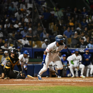 Emilio Bonifacio al momento de disparar uno de los cuatro hits que tuvo en el maratónico choque que el Licey superó a las Aguilas.