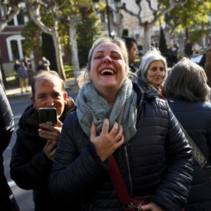 Unas personas festejan al conocer los números ganadores del premio mayor la lotería española