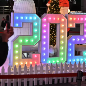 Una mujer toma una foto de un cartel luminoso de 2025 antes de las celebraciones de Año Nuevo en Corea del Sur, el 31 de diciembre de 2024 en Seúl.