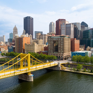 Vista aérea de la ciudad de Pittsburgh, mostrando el puente de Roberto Clemente sobre el río Allegheny . Foto Anthem Video-Lonely Planet.