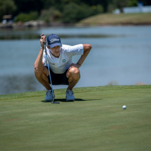 El colombiano Manuel Merizalde, uno de los líderes, alinea su putt en el green del 18 durante la primera ronda del LAAC que se juega en Pilar GC.