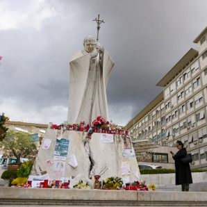La gente reza por el papa Francisco ayer  frente al Hospital Gemelli, en Roma, donde el pontífice está hospitalizado desde el 14 de febrero.