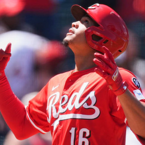 Noelvy Marte al momento de arribar al pentágono luego de empalmar su jonrón de dos vueltas.