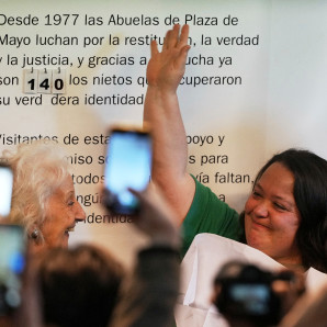 Adriana Metz, con el brazo alzado, posa junto a Estela de Carlotto, titular de Abuelas de Plaza de Mayo, que anunció que el hermano de la joven que fue apropiado durante la última dictadura militar.