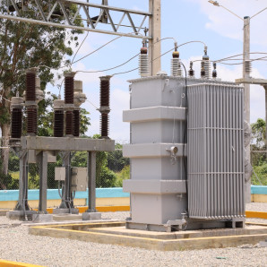 La Empresa Distribuidora de Electricidad del Este (Edeeste) instala nuevo transformador en la cárcel Las Parras.
