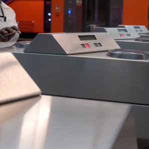 Pasa tarjetas en el Metro de Santo Domingo