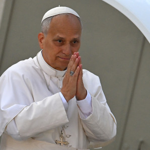 El papa León XIV saluda a los fieles desde el papamóvil al salir de la Plaza de San Pedro del Vaticano tras la Misa del Jubileo por el mundo misionero y los migrantes, el 5 de octubre de 2025.