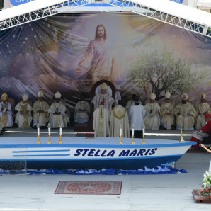 Ceremonia de ordenación episcopal de Monseñor Manuel Antonio Ruiz de la Rosa, obispo de la nueva dioses Stella Maris.