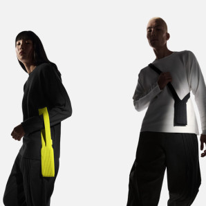 El iPhone Pocket, fruto de la colaboración entre ISSEY MIYAKE y Apple, estará disponible en tiendas Apple Store seleccionadas a partir del viernes 14 de noviembre.