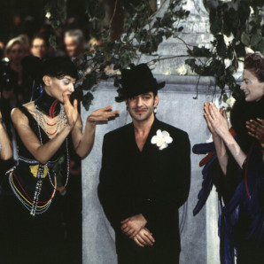 Modelos aplauden a John Galliano en el cierre del desfile de la colección Alta Costura Primavera / Verano 1997 de Dior