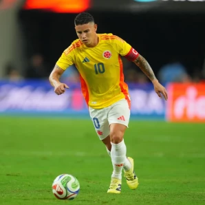 James Rodríguez cobra un tiro libre durante la primera mitad de un partido amistoso entre México y Colombia, el 11 de octubre de 2025, en Arlington, Texas.