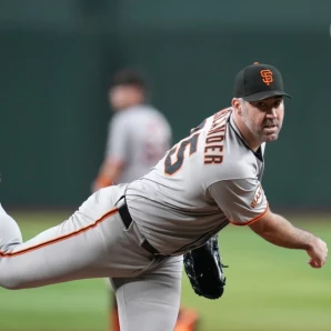 Justin Verlander con los Gigantes lanza durante la primera entrada del juego ante los Diamondbacks, el 17 de septiembre de 2025.