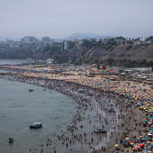 Vista general de la playa de Agua Dulce en Lima, tomada el 2 de marzo de 2025.