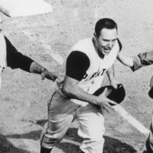 Bill Mazerosk al momento de anotar la carrera del triunfo tras su jonrón histórico que decidió para los Piratas la Serie Mundial de 1960 frente a los Yankees.