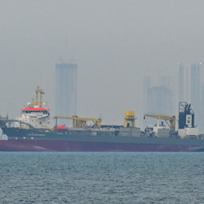 Buques comerciales fondean frente a la costa de los Emiratos Árabes Unidos debido a interrupciones en la navegación en el Estrecho de Ormuz, Dubái, el 2 de marzo de 2026.