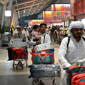 Pasajeros musulmanes indios llegan al aeropuerto de Ahmedabad a finales del 3 de marzo de 2026, tras quedar varados en Yeda (Arabia Saudita) durante su visita para una oración especial durante el Ramadán