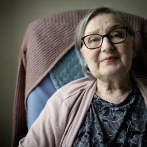 Rachel Fournier, que solicitó asistencia médica para morir debido a un tumor cerebral, posa para una foto en su habitación de un centro de cuidados paliativos en Boucherville, Quebec, Canadá, el 20 de febrero de 2026