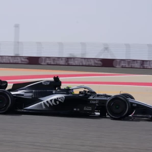 Sergio Pérez al volante de su Cadillac en la pretemporada de la Fórmula 1, el 12 de febrero de 2026, en Sakhir, Bahréin.