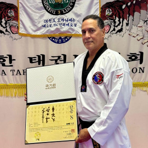 Juan José Cáceres muestra su certificación.