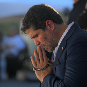 El actor mexicano Eduardo Verástegui estuvo presente en el último acto conmemorativo de las victimas del Jet Set en el primer aniversario.