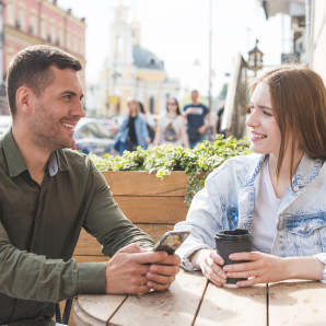 Los psicópatas suelen ser muy carismáticos, halagadores, atentos, demasiado perfectos al principio de una relación. Foto: Freepik.