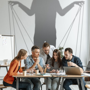 Los titiriteros emocionales intentan manipular a las personas como si fueran títeres aprovechando sus vulnerabilidades psicológicas. Foto Freepik.