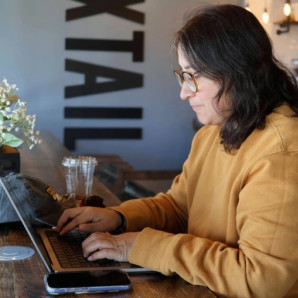 Lauren Contreras, de 40, realiza teletrabajo desde una cafetería.