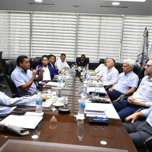 José Monegro conversa con Vitelio Mejía, presidente de Lidom, representates de los equipos Licey yEscogido, así como de la Dirección del Comisionado Nacional de Béisbol.