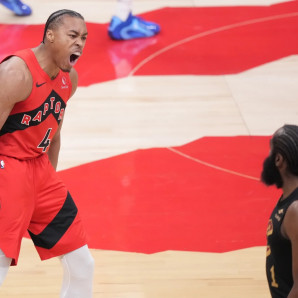 Scottie Barnes, de los Raptors, reacciona tras anotar un canasto ante la mirada de James Harden, de Cleveland.