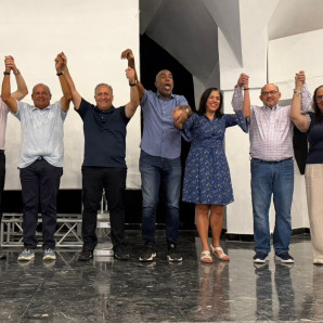 Los miembros de la nueva directiva 2026-2028, que encabeza el inmortal Mario Alvarez Soto, levantan sus manos en señal de triunfo luego de los comicios de este domingo.
