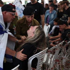 Un familiar y un soldado israelí consuelan a la madre del sargento Idan Fooks, fallecido en combate en el sur del Líbano, durante su funeral en Petah Tikva el 27 de abril de 2026.