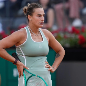 Aryna Sabalenka reacciona tras perder ante la rumana Sorana Cirstea en el Abierto de Italia.