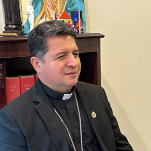 Obispo de la diócesis de Wheeling‑Charleston, el salvadoreño Evelio Menjívar.