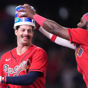 Mike Yastrzemski, de los Bravos, celebra junto a un compañero luego de dar el hit ganador.