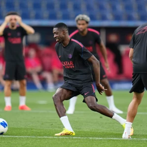 Ousmane Dembélé, del París Saint-Germain, pasa el balón durante un entrenamiento antes de la Super Copa de la UEFA, el 11 de agosto de 2026.