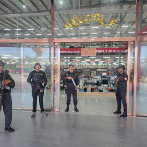 Autoridades en comercios chinos.