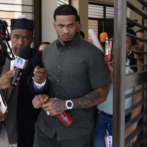El astro dominicano del béisbol, Wander Franco, hace un gesto al salir de la corte en Puerto Plata, República Dominicana, el 26 de junio de 2025.
