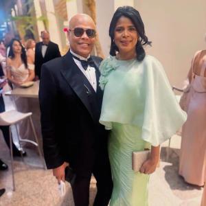 Lidia Pérez, hermana de Rubby Pérez, junto al artista.