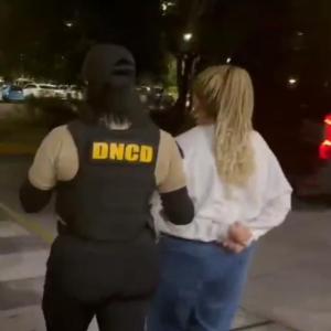 Mujer detenida por la Dirección Nacional de Control de Drogas.