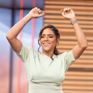 Francisca muestra abdomen con flacidez y estrías.