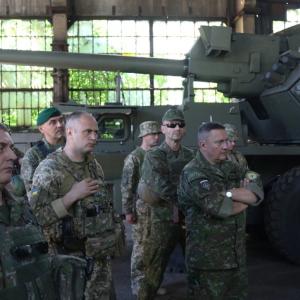 Esta foto muestra una  visita a las tropas del grupo operativo y estratégico "Tavriya"